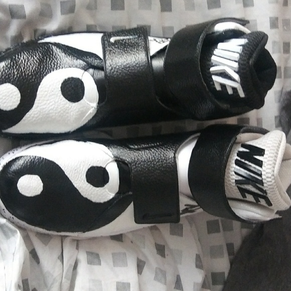 Hand painted custom Nike - Picture 3 of 3